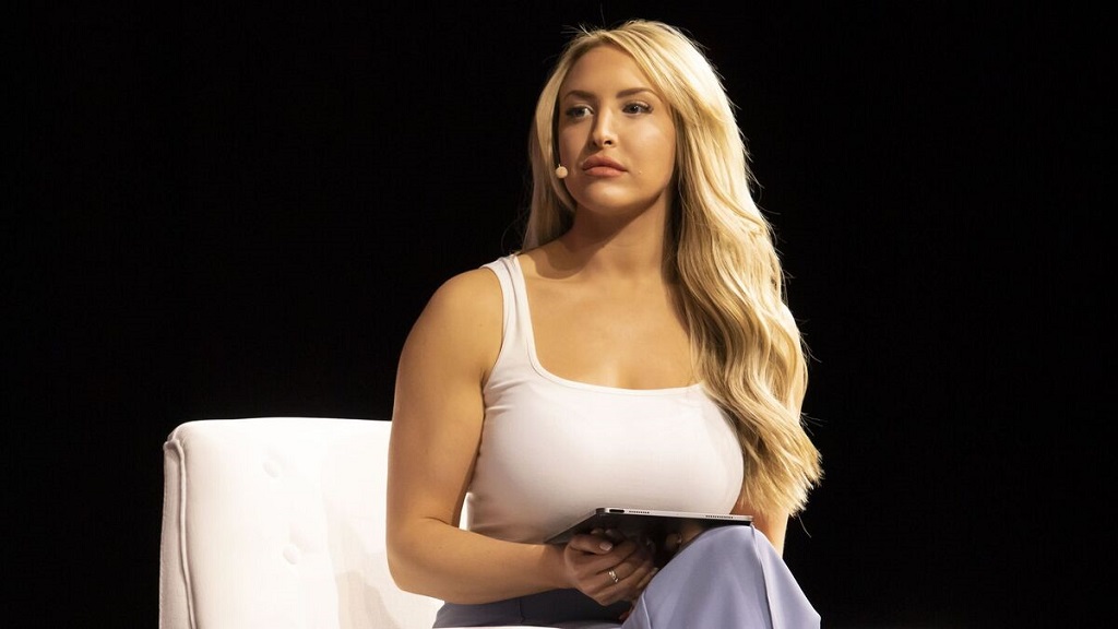 Tài năng truyền thông và sự nghiệp ấn tượng của Emma Louise Jones