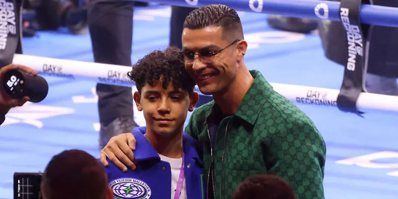 Ronaldo Jr nhận được sự ủng hộ lớn từ người cha của mình