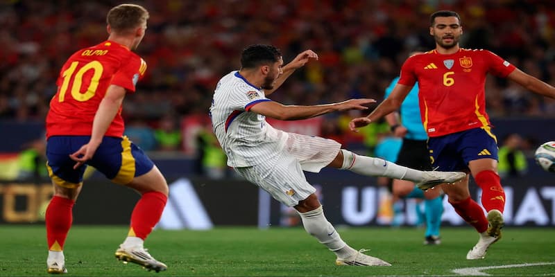 Tân binh Rayan Cherki của Manchester City thi đấu ấn tượng